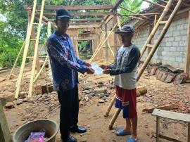 Penyerahan Dana Kebencanaan untuk Korban Pohon Tumbang di Putat I